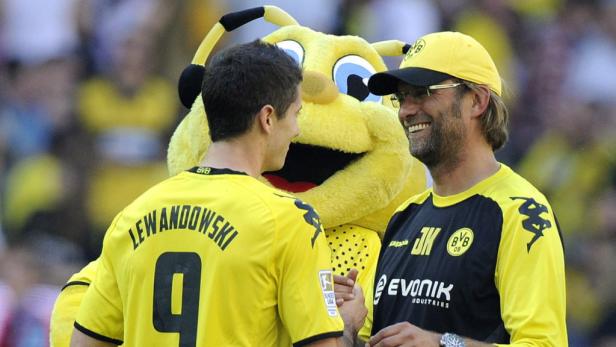Jürgen Klopp und Robert Lewandowski mit dem Maskottchen von Borussia Dortmund.