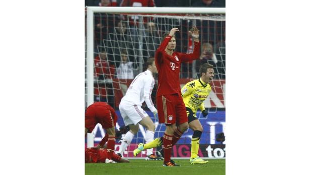 Jubelnde Fußballspieler nach einem Tor während eines Fußballspiels.