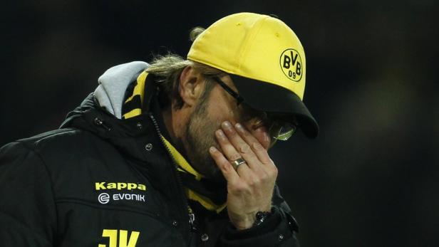 Jürgen Klopp, der Trainer von Borussia Dortmund, verdeckt sein Gesicht mit der Hand.