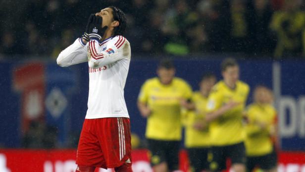 Ein Fußballspieler des Hamburger SV verdeckt sein Gesicht mit den Händen.