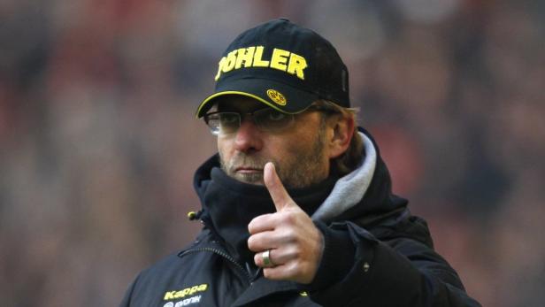 Jürgen Klopp mit einer Kappe des BVB gibt einen Daumen hoch.