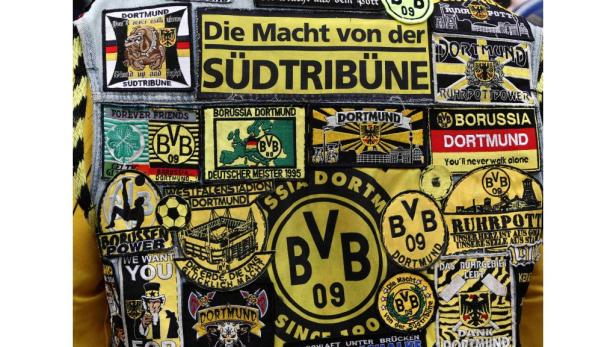 Eine Weste, bedeckt mit Aufnähern von Borussia Dortmund und der Südtribüne.
