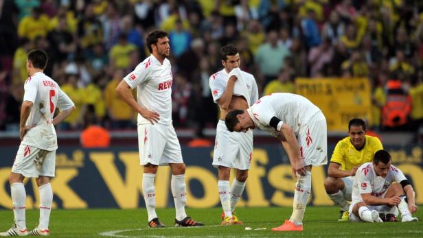 Enttäuschte Fußballspieler des 1. FC Köln nach einem Spiel.