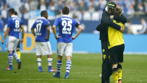 Jürgen Klopp umarmt einen Spieler von Borussia Dortmund.