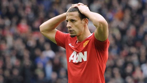 Rio Ferdinand, ein Fußballspieler von Manchester United, wirkt frustriert.