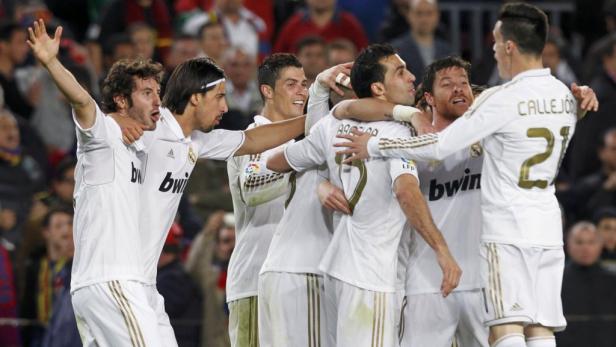 Eine Gruppe von Real Madrid-Spielern feiert gemeinsam auf dem Spielfeld.