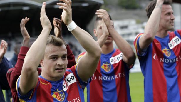 Fußballspieler klatschen auf dem Feld Applaus.