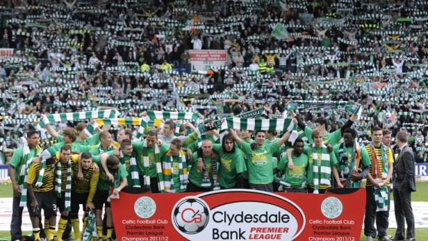 Die Celtic-Glasgow-Mannschaft feiert den Gewinn der Clydesdale Bank Premier League 2011/12 vor ihren Fans.