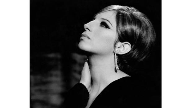 Schwarzweißporträt von Barbra Streisand, die nach oben blickt.