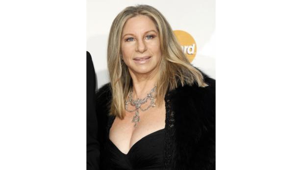 Barbra Streisand mit einer auffälligen Halskette und einem schwarzen Kleid.