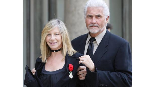 Barbra Streisand mit einer Auszeichnung und ihrem Ehemann James Brolin.