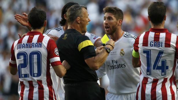 Ein Schiedsrichter zeigt Sergio Ramos während eines Fußballspiels die gelbe Karte.
