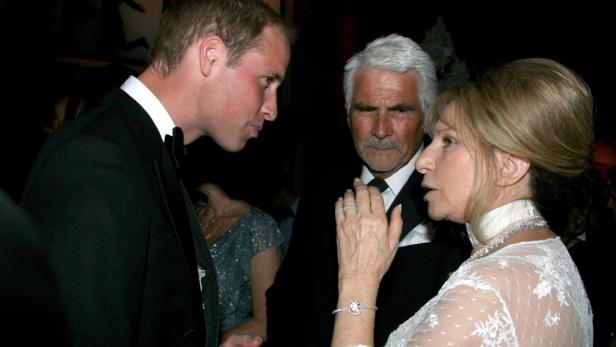 Prinz William im Gespräch mit Barbra Streisand und James Brolin.