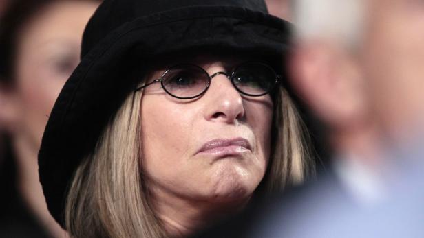 Barbra Streisand mit Hut und runder Brille.