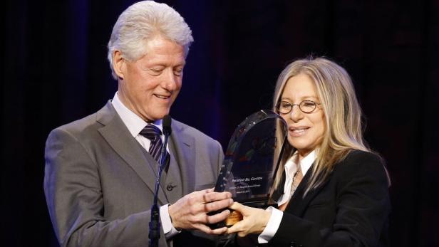 Bill Clinton und Barbra Streisand halten gemeinsam eine Auszeichnung in den Händen.