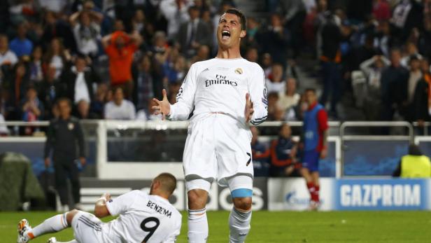 Cristiano Ronaldo jubelt auf dem Spielfeld, während ein Mitspieler am Boden liegt.