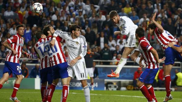 Sergio Ramos köpft den Ball während eines Fußballspiels.