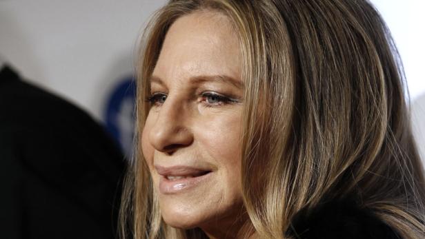 Nahaufnahme von Barbra Streisand mit blonden Haaren.
