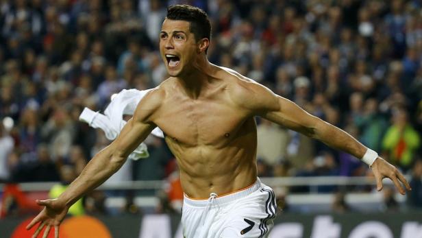 Cristiano Ronaldo jubelt mit nacktem Oberkörper auf dem Fußballfeld.