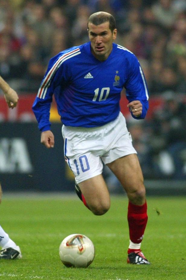 Zinedine Zidane im Trikot der französischen Nationalmannschaft am Ball.