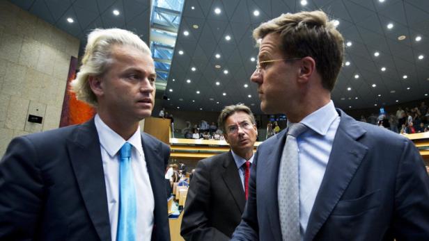 Geert Wilders und Mark Rutte im Gespräch während einer Parlamentssitzung.