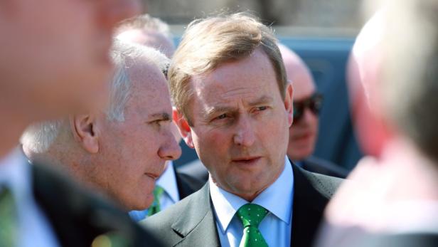 Enda Kenny, ehemaliger Taoiseach von Irland, im Gespräch mit anderen Personen.