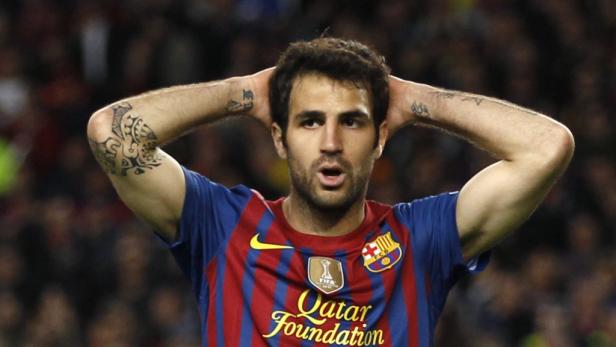 Ein Fußballspieler im Trikot des FC Barcelona mit den Händen am Hinterkopf wirkt frustriert.