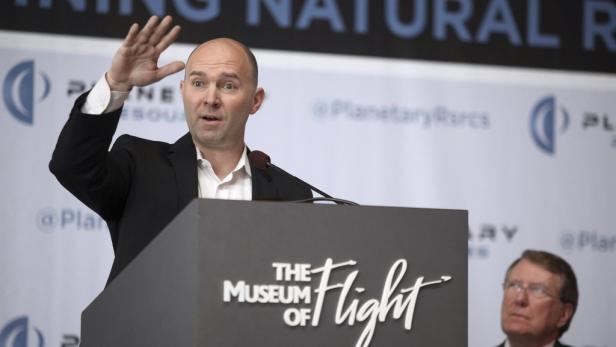 Ein Mann hält eine Rede vor einem Publikum im „The Museum of Flight“.