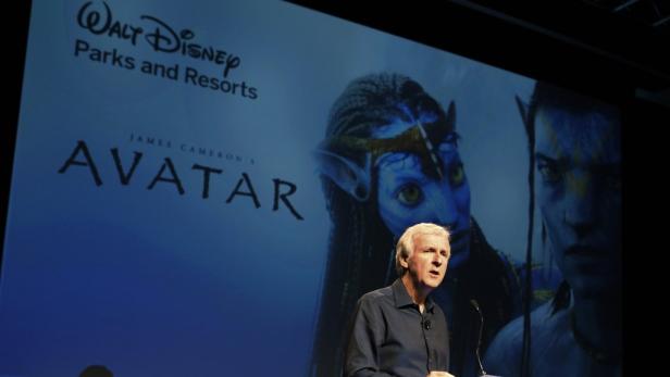 James Cameron spricht vor einer Leinwand mit dem Schriftzug „Avatar“.