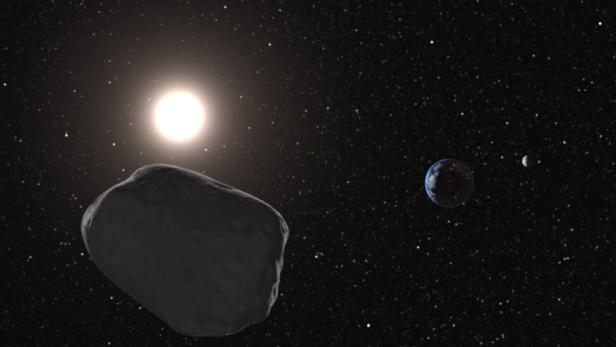 Ein Asteroid ist vor der Sonne, der Erde und dem Mond zu sehen.