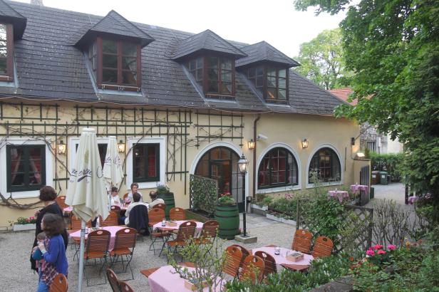 Ein Restaurant mit Tischen und Stühlen im Freien lädt zum Verweilen ein.