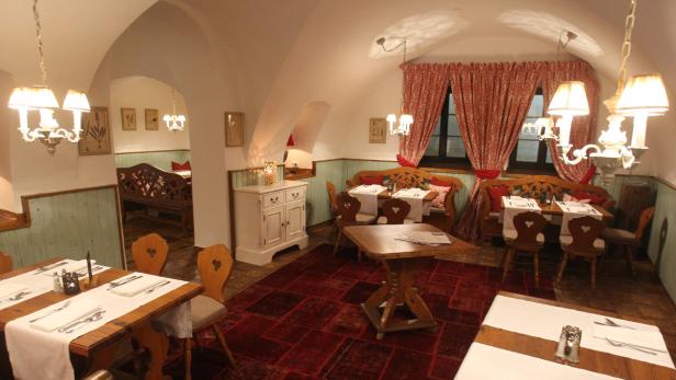 Ein gemütliches Restaurant mit Holztischen und traditioneller Einrichtung.