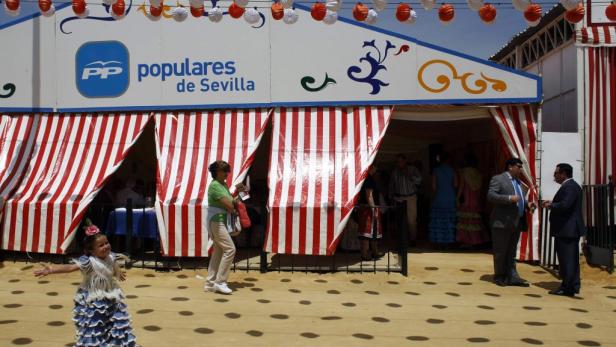 Eine junge Tänzerin vor dem Festzelt der „Populares de Sevilla“.