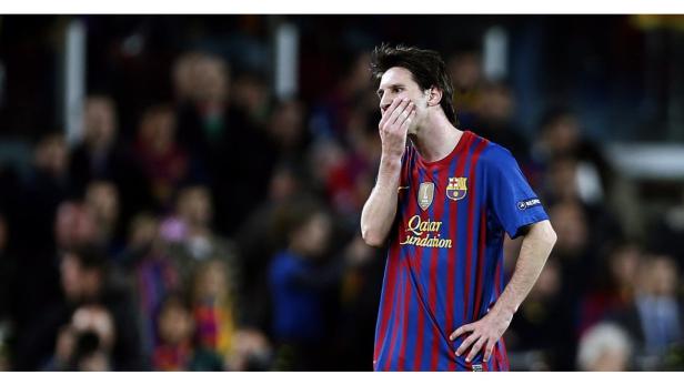 Lionel Messi im Trikot des FC Barcelona mit besorgter Miene.