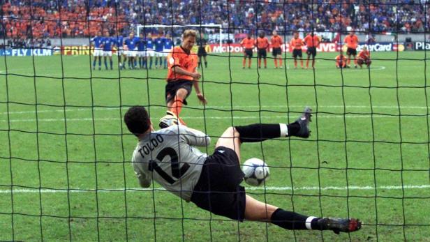 Torwart Toldo hält einen Elfmeter während eines Fußballspiels.