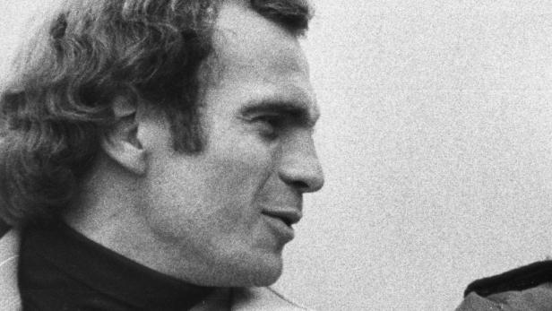 Ein Schwarzweißporträt von Carlos Santana im Profil.