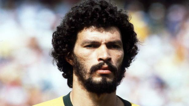 Nahaufnahme von Sócrates, dem brasilianischen Fußballspieler.
