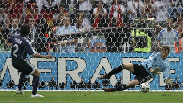 Der deutsche Torwart versucht, einen Schuss von Ayala (Argentinien) abzuwehren.