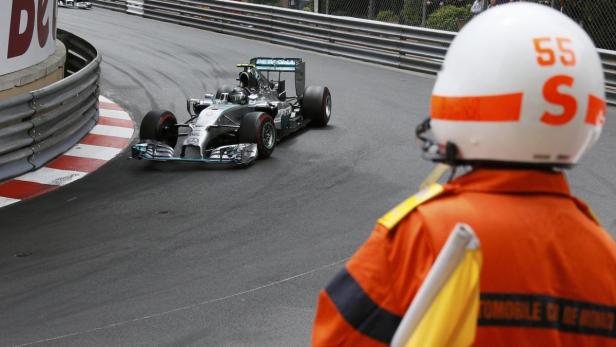 Ein Formel-1-Rennwagen fährt auf einer Rennstrecke an einem Streckenposten vorbei.