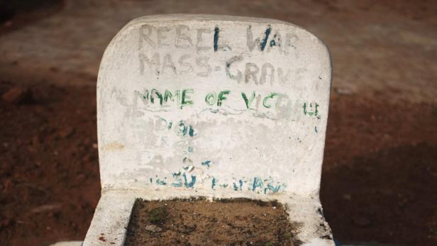 Ein Denkmal für ein Rebellengrab mit der Aufschrift „Name des Opfers“.