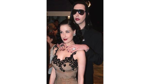 Dita Von Teese und Marilyn Manson posieren zusammen auf einem Event.