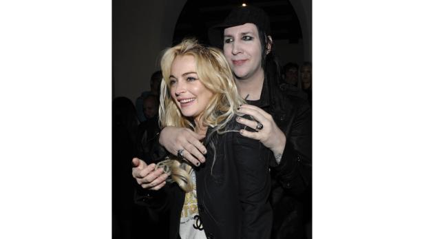 Lindsay Lohan umarmt Marilyn Manson.