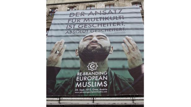 Ein Plakat in Graz mit der Aufschrift „Der Ansatz für Multikulti ist gescheitert, absolut gescheitert“ und dem Slogan „Re-Branding European Muslims“.