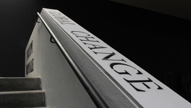 Eine Treppe mit der Aufschrift „Global Change“ an der Seite.