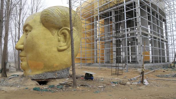 Chinesen setzen Mao goldenes Mega-Denkmal