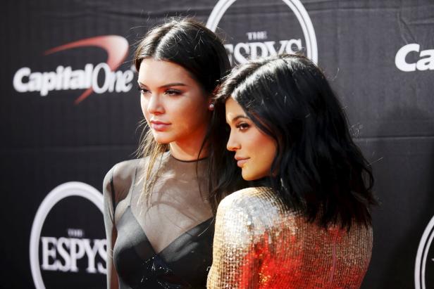 Kendall und Kylie Jenner posieren auf dem roten Teppich der ESPYS.