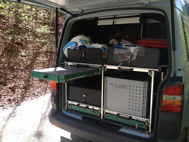 Der Kofferraum eines Polizeiwagens mit eingebauten Schubladen und einem ausziehbaren Tisch.