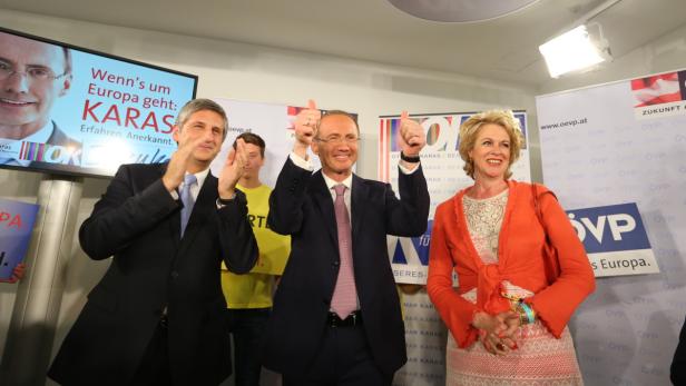 Michael Spindelegger, Othmar Karas und eine Frau geben die Daumen hoch.