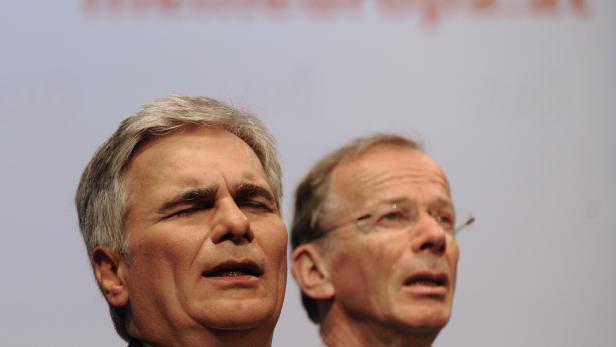 Zwei Männer stehen nebeneinander und schauen nach oben.