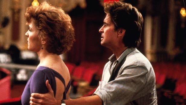 Michael Douglas und Kathleen Turner in einer Szene aus dem Film „Rosenkrieg“.